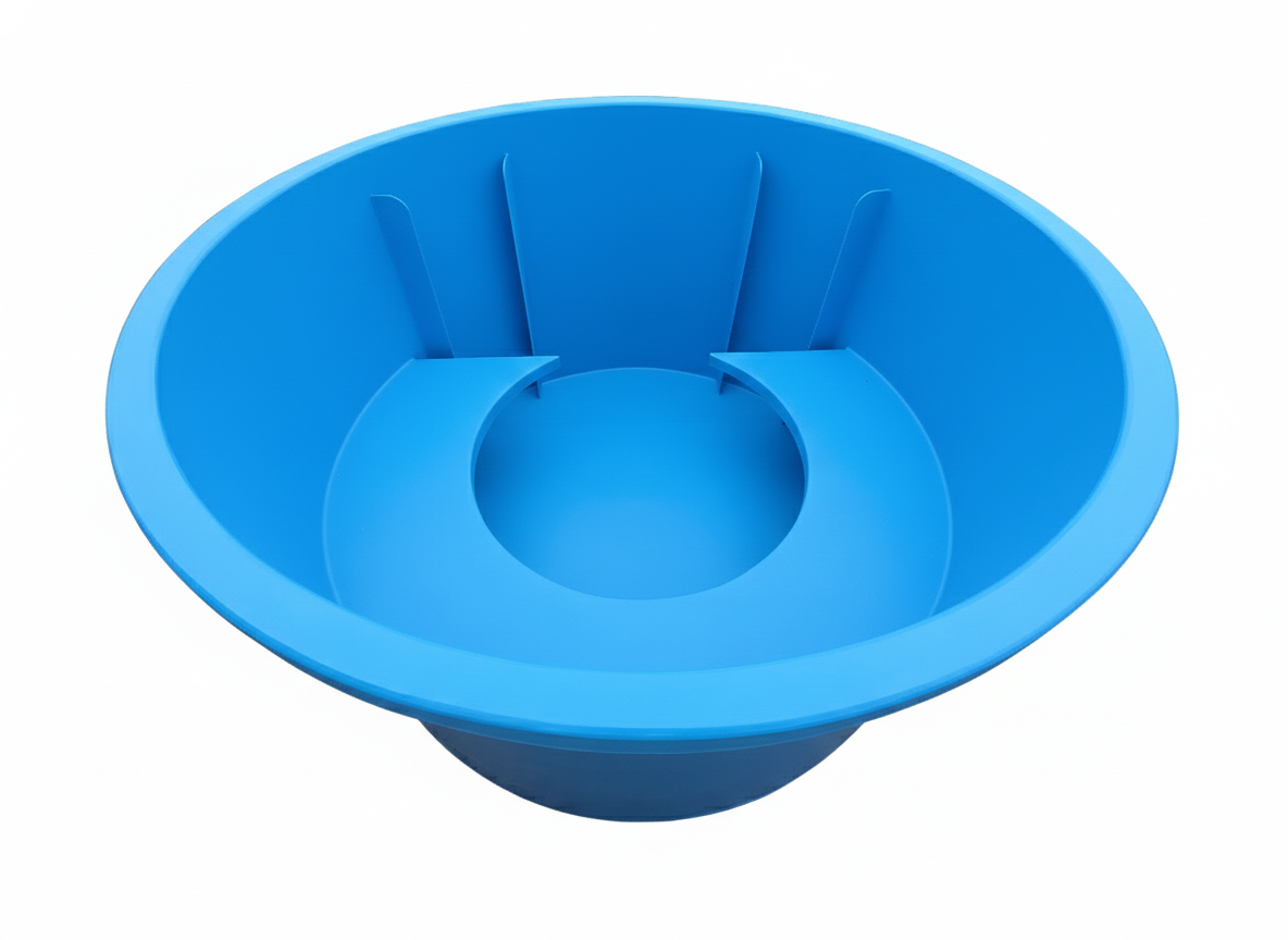 Kék színű műanyag dézsa betét meglévő fa burkolatba helyezve